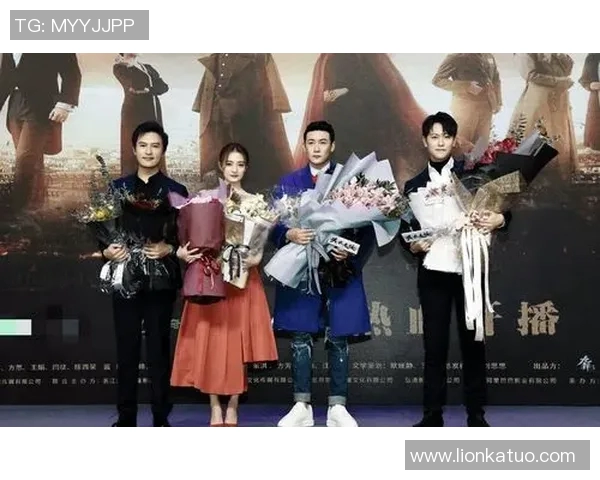 传奇巨星同框合影展现绿茵岁月激情与辉煌瞬间