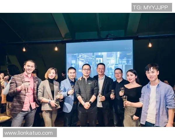 参加酒会的足球球星现身引发关注 与名流交际展现另一面风采