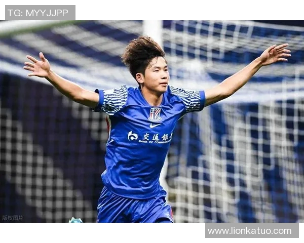 男足足球巨星的辉煌之路与成就分析：从草根到世界顶级球员的成长轨迹