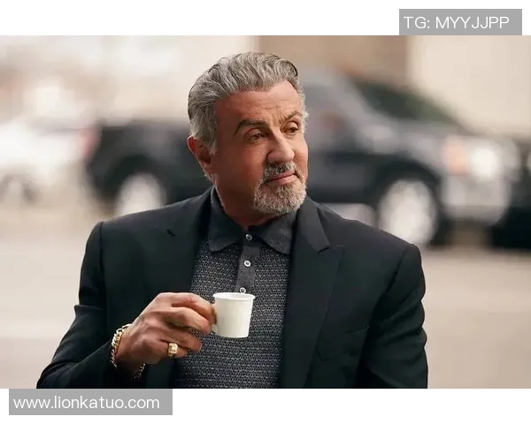 西装革履足球巨星绅士魅力与赛场激情完美结合